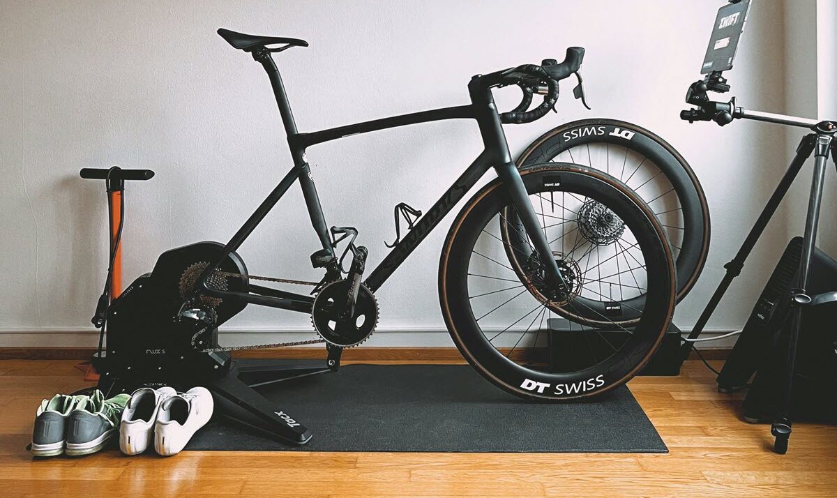 Indoor bicycle trainer